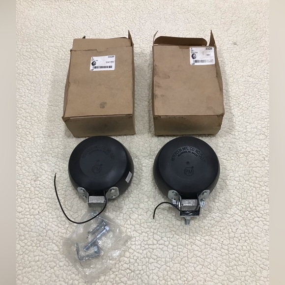 Peterson Mfg. Co Part#: 3320 Sealed Beam Light Lamp w/Bracket, 620W
New - Picture 11 of 14